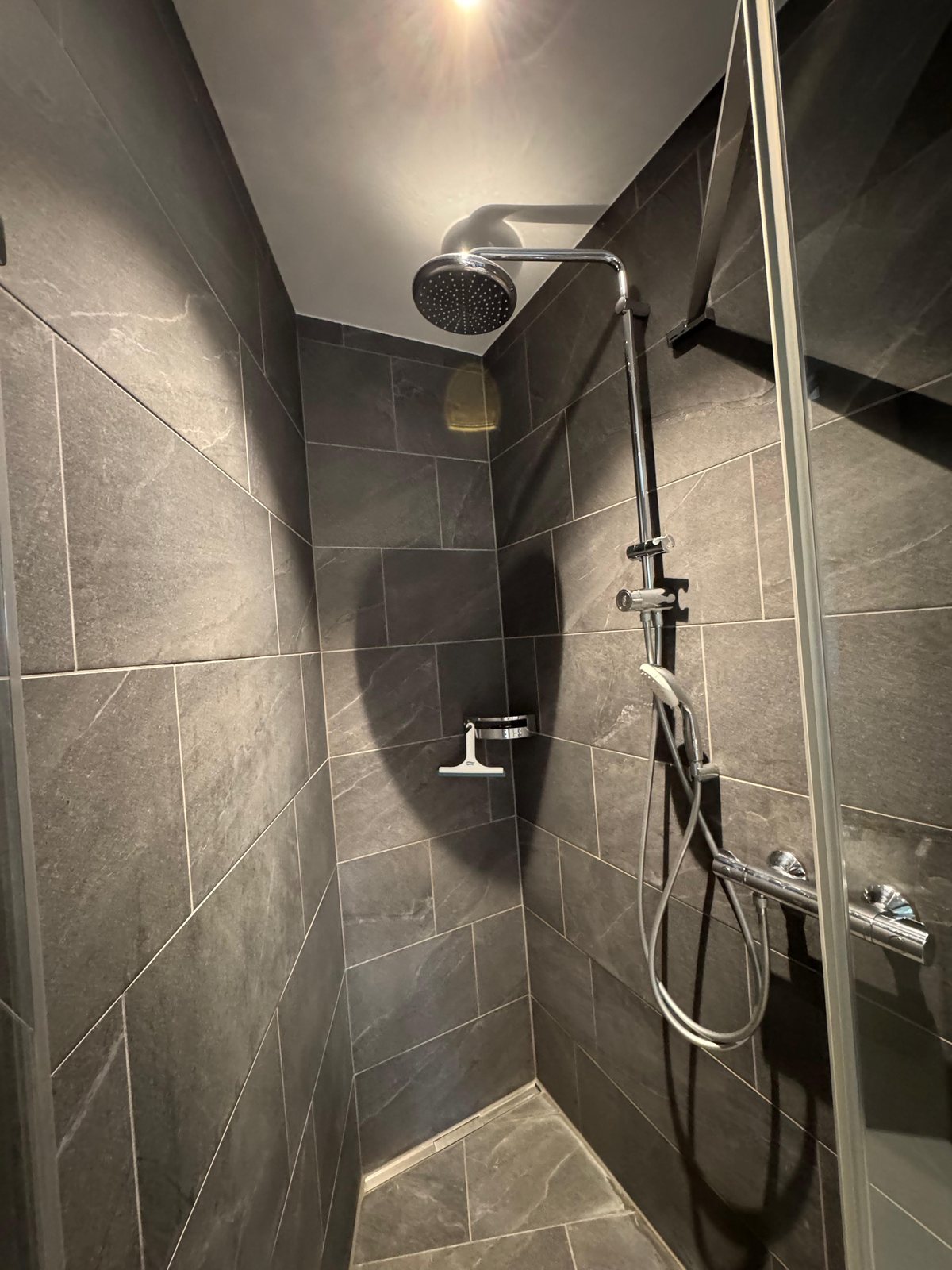 Modern bathroom with walk-in shower in furnished house near PSI